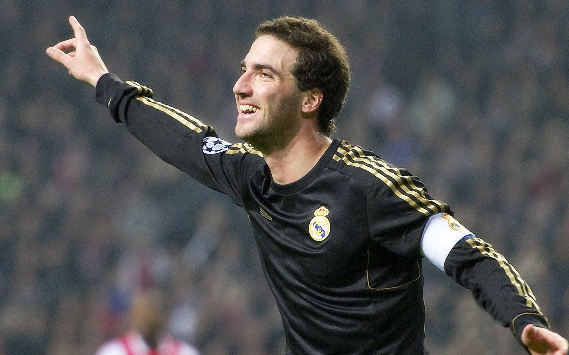 中超“饮水思源” 海南队主场冲锋成功，升降级激烈角逐